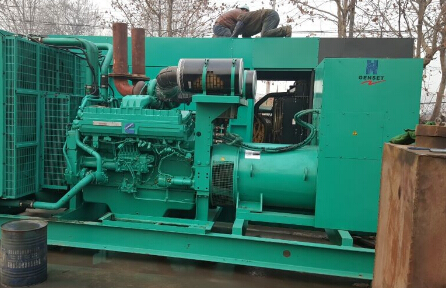 太湖发电机组如何判断水冷式机油散热器内部是否需要清洗？